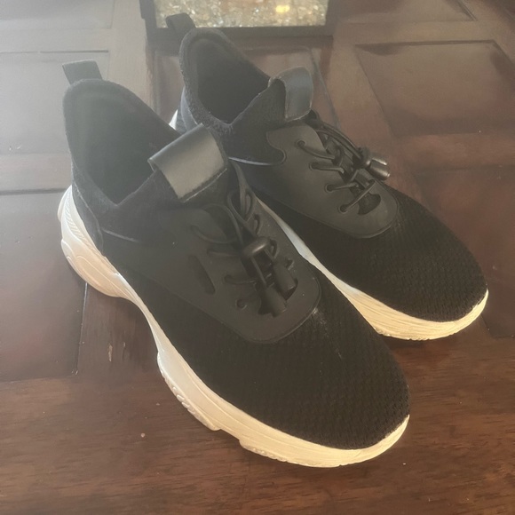 Tennis shoes and shoes - Picture 5 of 13